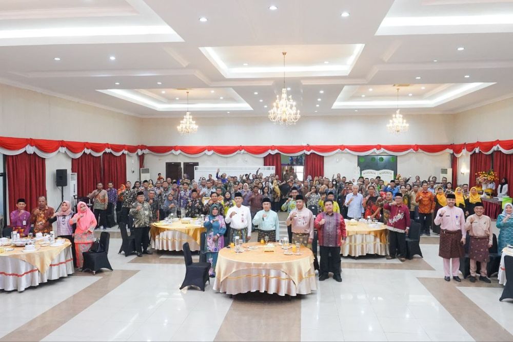 Penyerahan penghargaan pada koperasi berprestasi di Riau