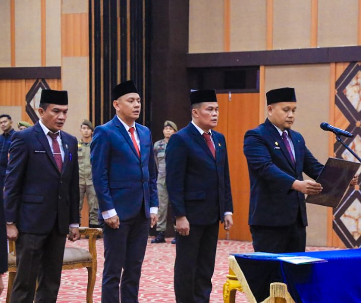 Empat pejabat eselon II saat proses pelantikan di Aula Gedung Utama Kompleks Perkantoran Tenayan Raya, Jumat (27/10/2023). Foto: Istimewa.