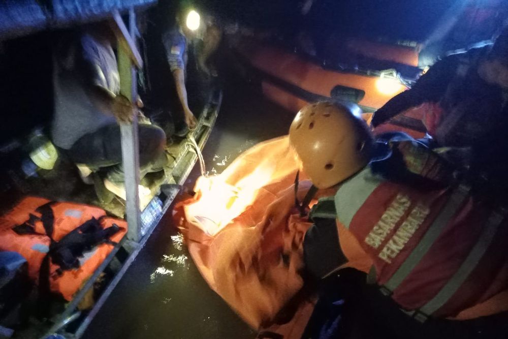 Evakuasi pria yang terjun dari jembatan Maredan