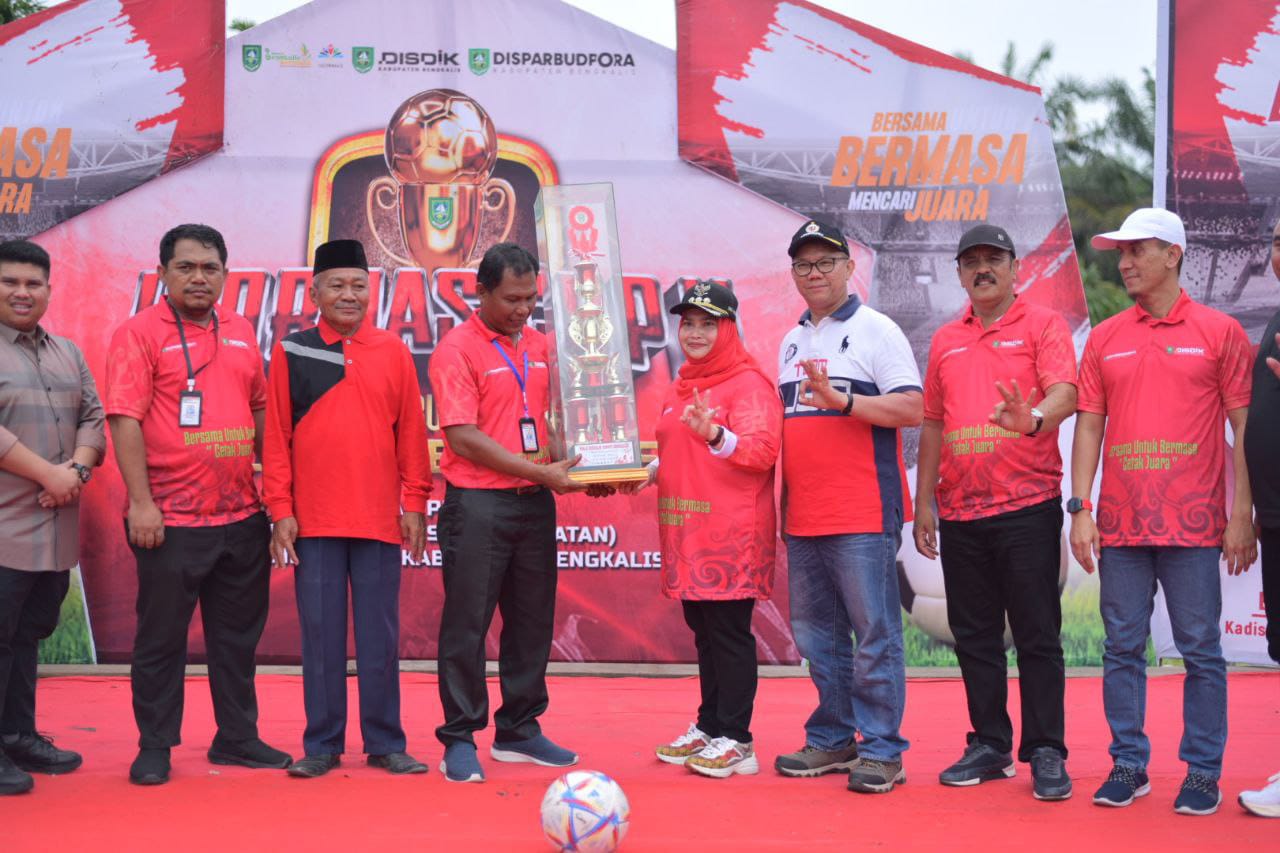 Bupati Bengkalis serahkan piala untuk pemenang Turnamen Sepak Bola Igornas CUP II