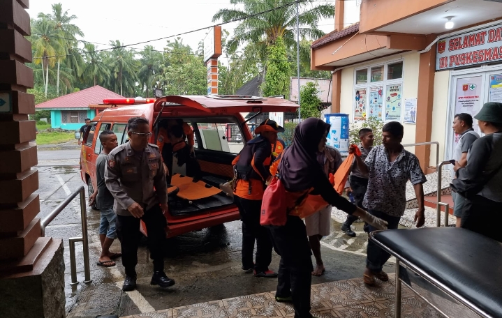 Petugas mengevakuasi korban terseret ombak di Pasaman Barat