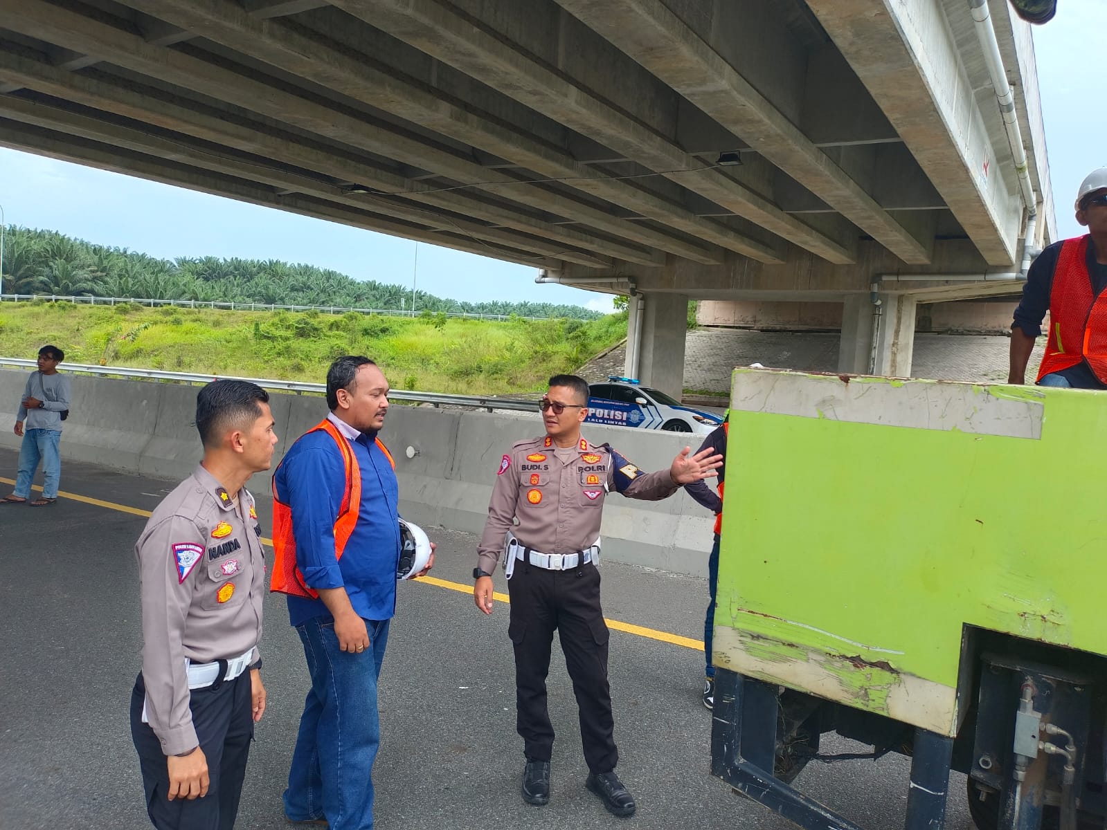 Proses pemasangan ETLE di Tol Pekanbaru-Dumai