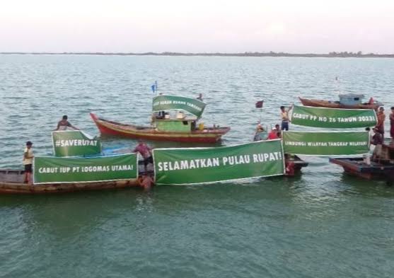 Aksi menolak pertambangan PT Logomas Utama di Pulau Rupat belum lama ini