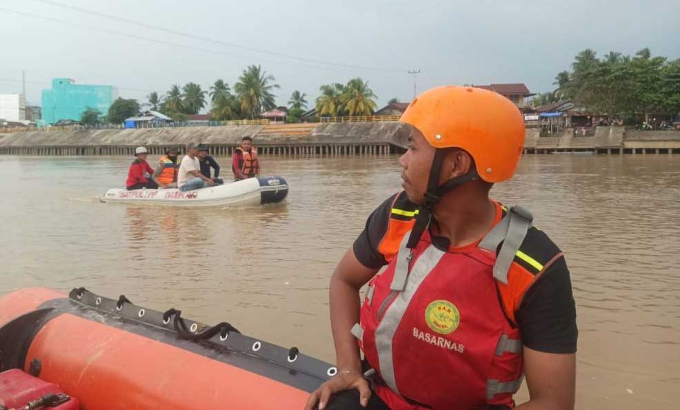 Proses pencarian remaja yang tenggelam di sungai Indragiri/Net