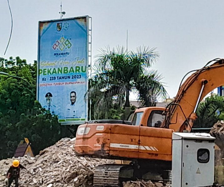 Eks Gedung Utama MPP Pekanbaru sudah rata dirobohkan alat berat. Foto: Istimewa.