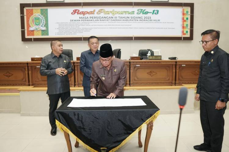 Bupati didampingi Pimpinan DPRD Inhil menandatangani rancangan Ranperda