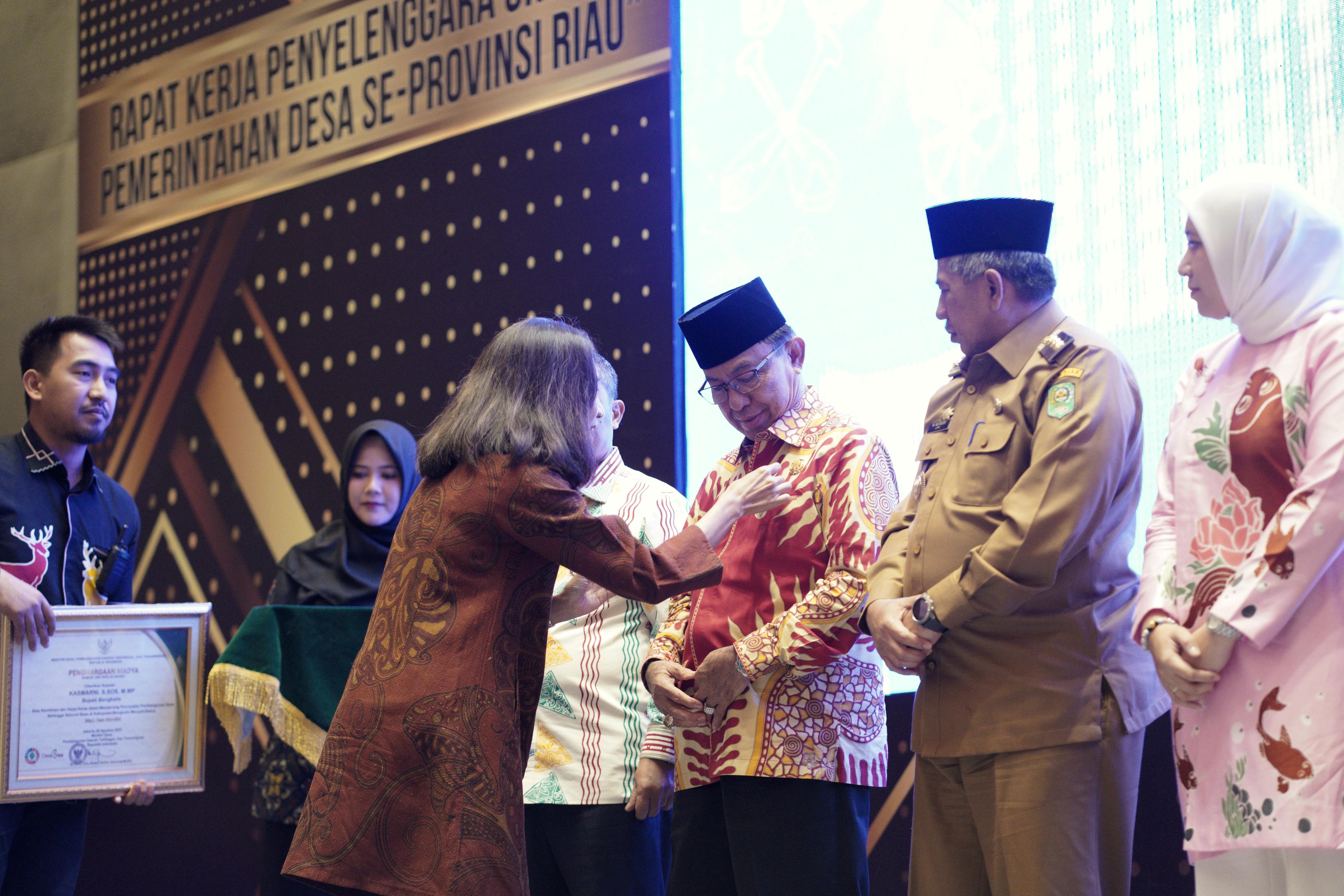 Bupati HM Wardan saat menerima penghargaan