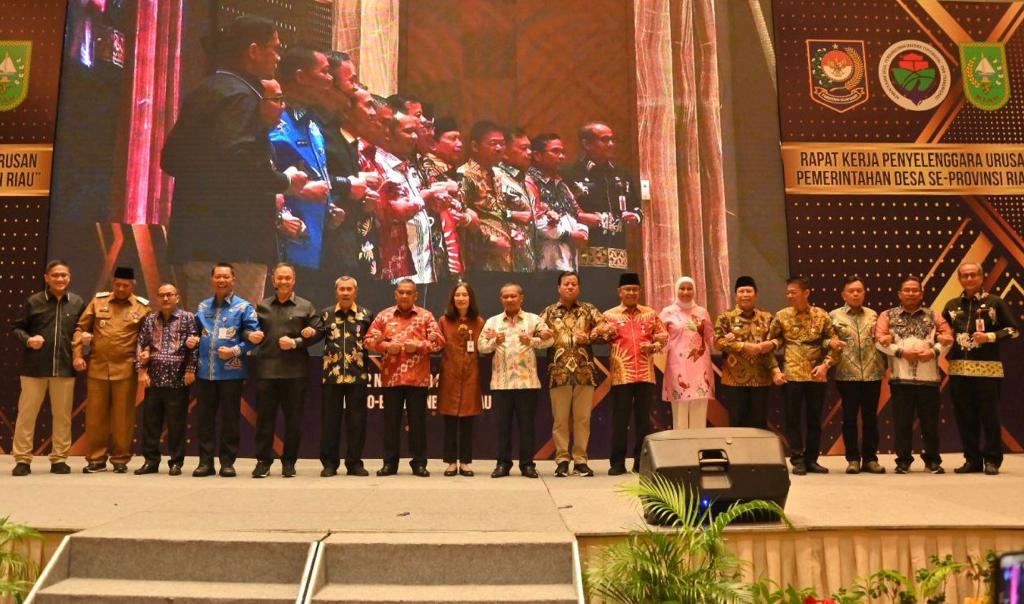 Kepala daerah di Riau saat menghadiri raker penyelenggaraan pemerintahan desa