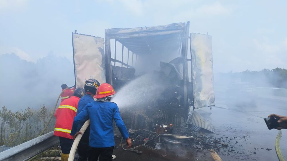 Mobil ekspedisi yang terbakar di jalan Tol Pekanbaru-Dumai