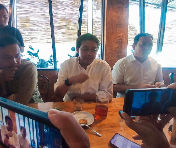 Sekjen PSI Raja Juli Antoni dalam bincang santai di Dhapu Koffie Sudirman, Pekanbaru, Minggu (5/11/2023). Foto: Surya/Riau1.