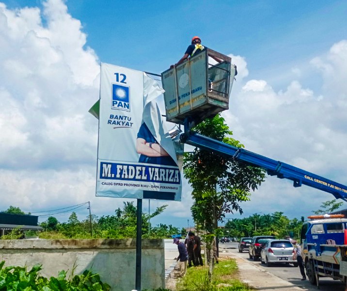 Satpol PP Pekanbaru dan Bawaslu mencopot APK para caleg, Senin (6/11/2023). Foto: Surya/Riau1.