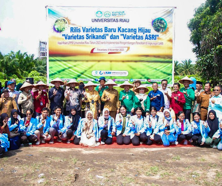 Pj Wali Kota Pekanbaru Muflihun bersama dosen dan mahasiswa UNRI usai peresmian dua varietas kacang hijau, Senin (6/11/2023). Foto: Istimewa.
