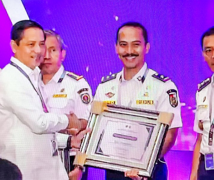 Kepala Dishub Pekanbaru Yuliarso menerima penghargaan dari Direktur Perhubungan Darat (Dirhubda) Hendro Sugiatno di Hotel Mason Pine, Bandung Barat, Jawa Barat, Rabu (8/11/2023). Foto: Istimewa.