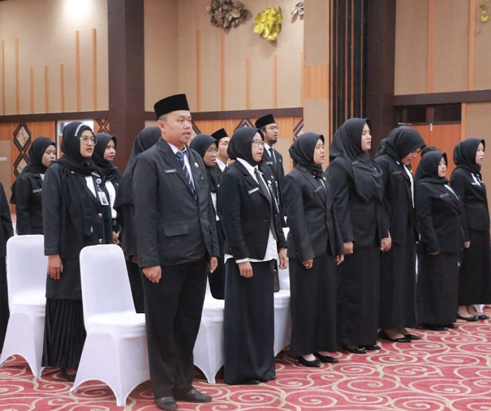 Sebanyak 22 nakes dan guru saat proses pengangkatan sebagai pejabat fungsional di Aula Gedung Utama Kompleks Perkantoran Tenayan Raya, Rabu (8/11/2023). Foto: Istimewa.