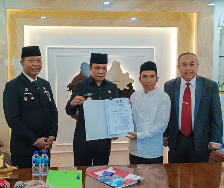 Pj Wali Kota Pekanbaru Muflihun bersama Ketua KPU Anton Merciyanto usai penandatangan NHPD di Gedung Utama Kompleks Perkantoran Tenayan Raya, Jumat (10/11/2023). Foto: Istimewa.