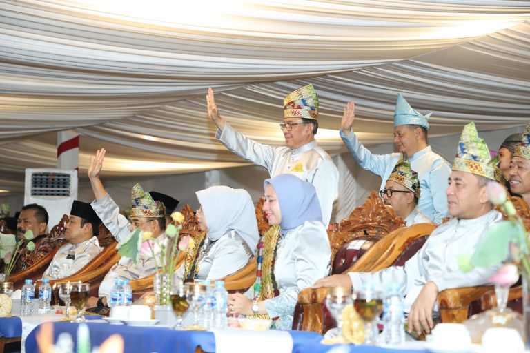 Bupatu HM Wardan menyapa kafilah Inhil di MTQ tingkat provinsi Riau