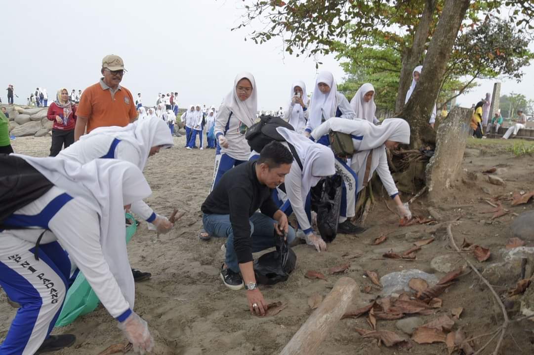 Pelajar SMP Padang bersih-bersih pantai Padang/Foto: Prokopim Padang