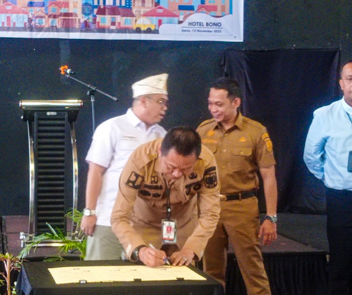 Sekdako Pekanbaru Indra Pomi Nasution saat menandatangani kerja sama dengan Bank Sumut dan Himperra Riau di Hotel Bono, Senin (13/11/2023). Foto: Surya/Riau1.
