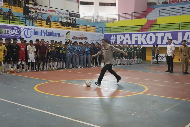 Bupati Kuansing, Suhardiman Amby membuka turnamen futsal pelajar