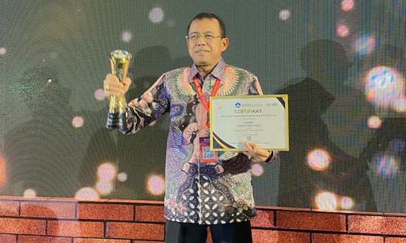 Rektor UNP Prof. Ganefri usai terima anugerah