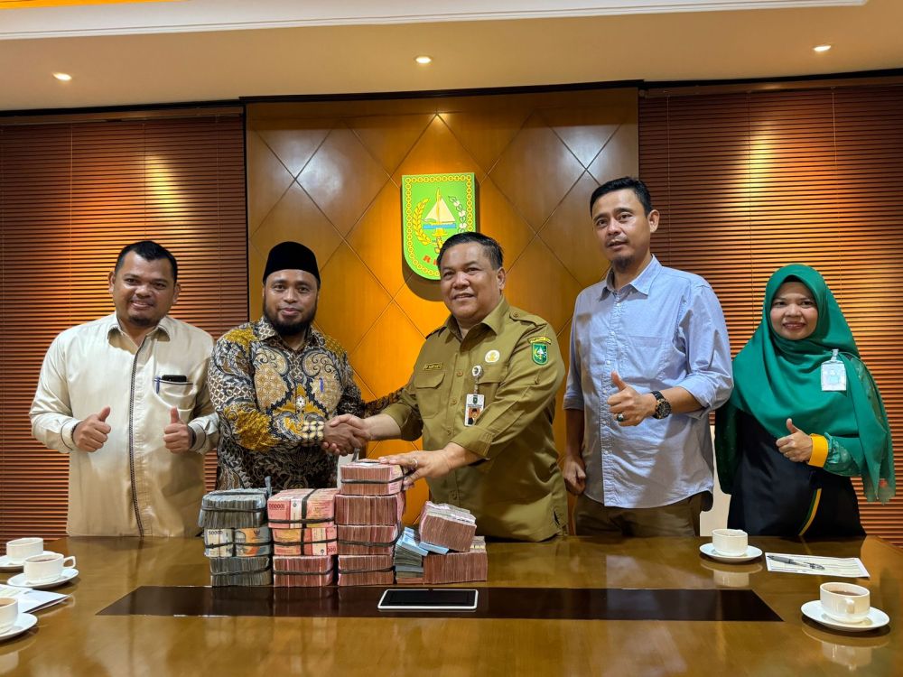 Penyerahan bantuan dari ASN dan Honorer Pemprov Riau untuk Palestina