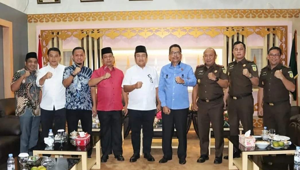 Unsur Pimpinan DPRD Riau terima kunjungan Kajati Riau yang baru, Akmal Abbas