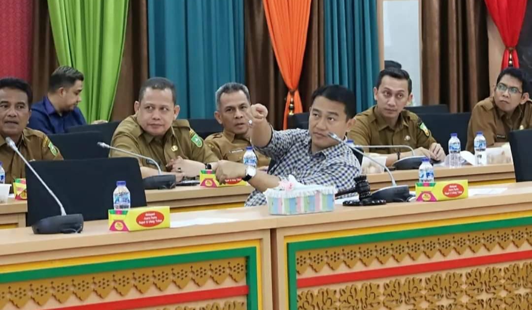Wakil Ketua DPRD Riau, Hardianto saat rapat Bamus