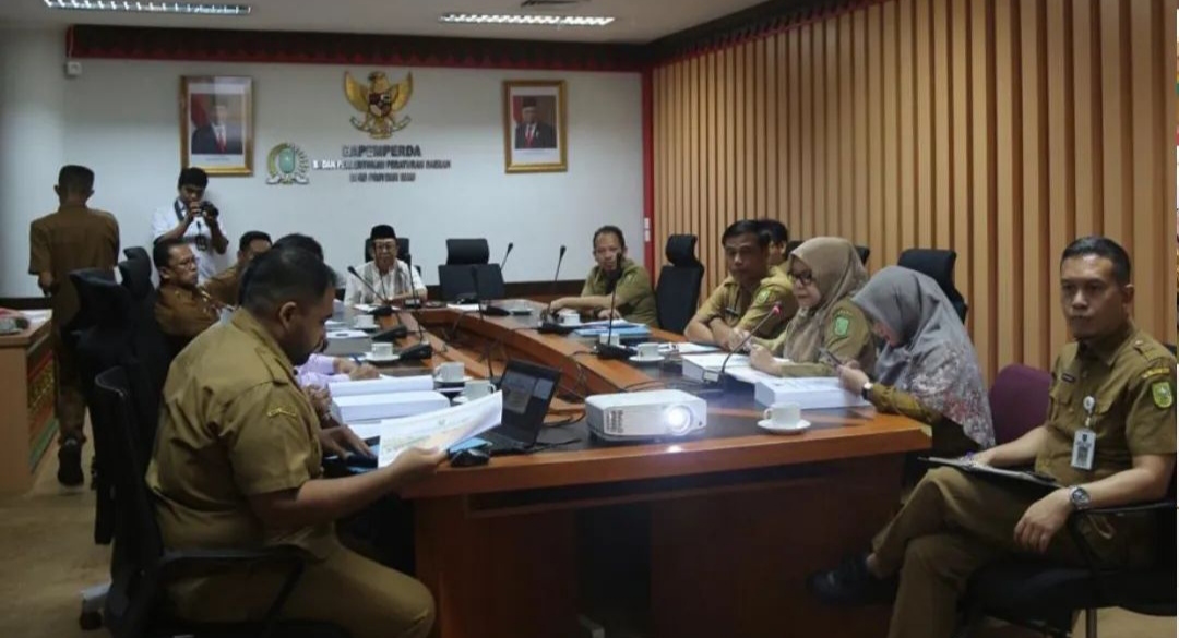 Ketua Bapemperda DPRD Provinsi Riau Sunaryo pimpin rapat Ranperda RTRW Riau