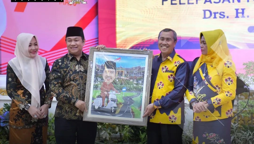 Ketua DPRD Riau, Yulisman bersama Istri memberikan kenang-kenangan pada Gubri Syamsuar
