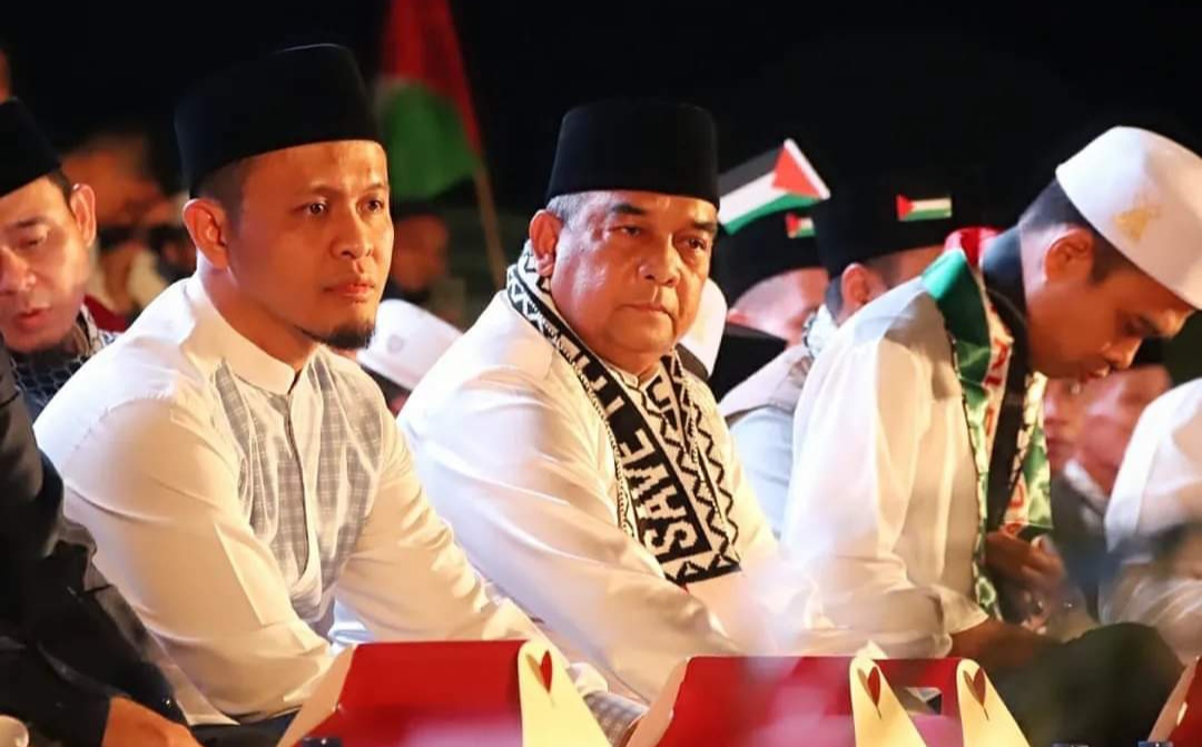 Wakil DPRD Riau, Agung Nugroho tampak bersama Plt Gubri Edy Natar dan UAS saat tabliq akbar