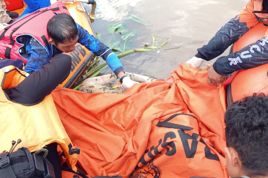 Evakuasi korban tenggelam di sungai siak