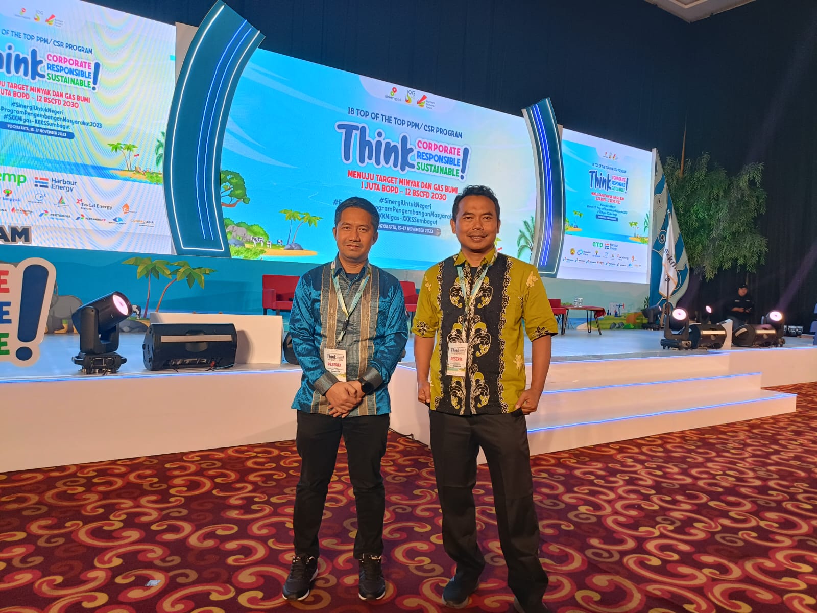 Ismulyadi (kiri) dan Arip Hidayatulloh memaparkan tentang konsep kolaboratif dan partisipatif pada kegiatan Forum Tanggung Jawab Sosial (TJS) di Alana Hotel, Yogyakarta, 15 November 2023.