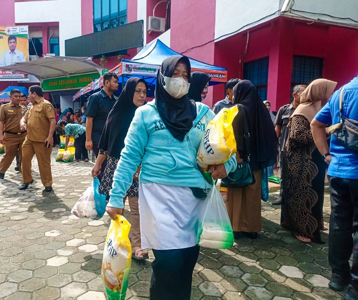 Warga Pekanbaru belanja beras di pasar murah, Jalan Cut Nya Dien. Foto: Surya/Riau1.