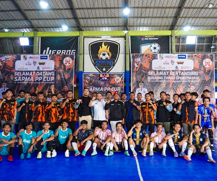 SAPMA PP Pekanbaru bersama pemain futsal antara mahasiswa di Lapangan Futsal Sportivo, Jalan Muslim Sari, Kecamatan Bukit Raya, Rabu (15/11/2023). Foto: Istimewa.