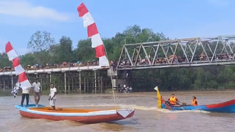 Kegiatan Pacu Sampan Pompong di Desa Sungai Luar