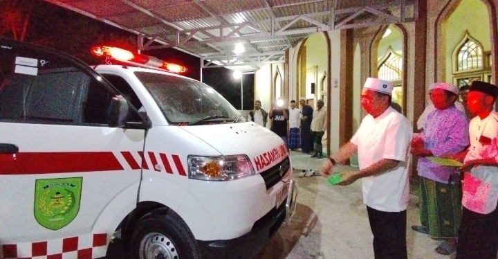 Ketua DPRD Inhil menyiram air Yasin ke badan mobil ambulance