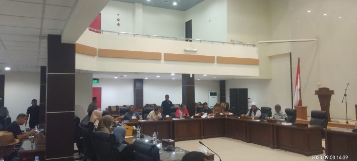 Suasana RDP DPRD Inhil bersama GMNI dan perwakilan lainnya