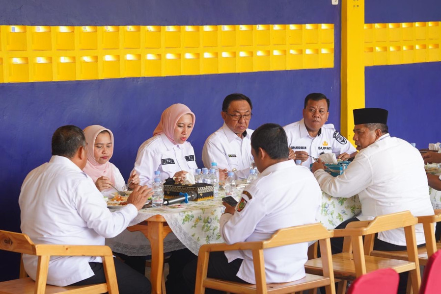 Bupati HM Wardan bersama kepala daerah se Riau saat pertemuan dengan Plt Gubri