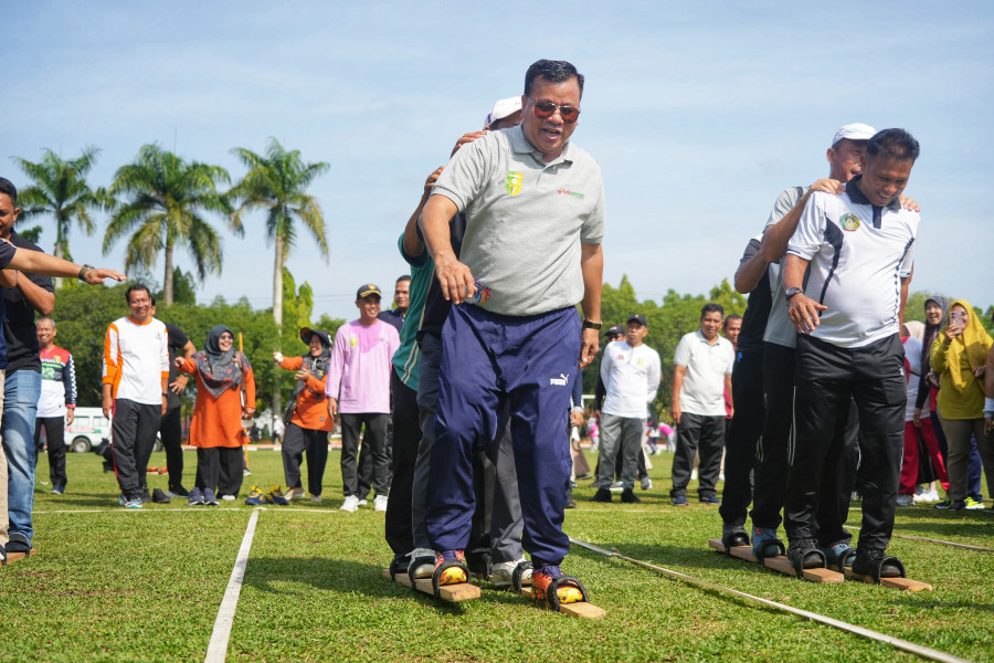 Bupati Kuansing Suhardiman Amby ikut meramaikan perlombaan dalam rangka hari guru nasional
