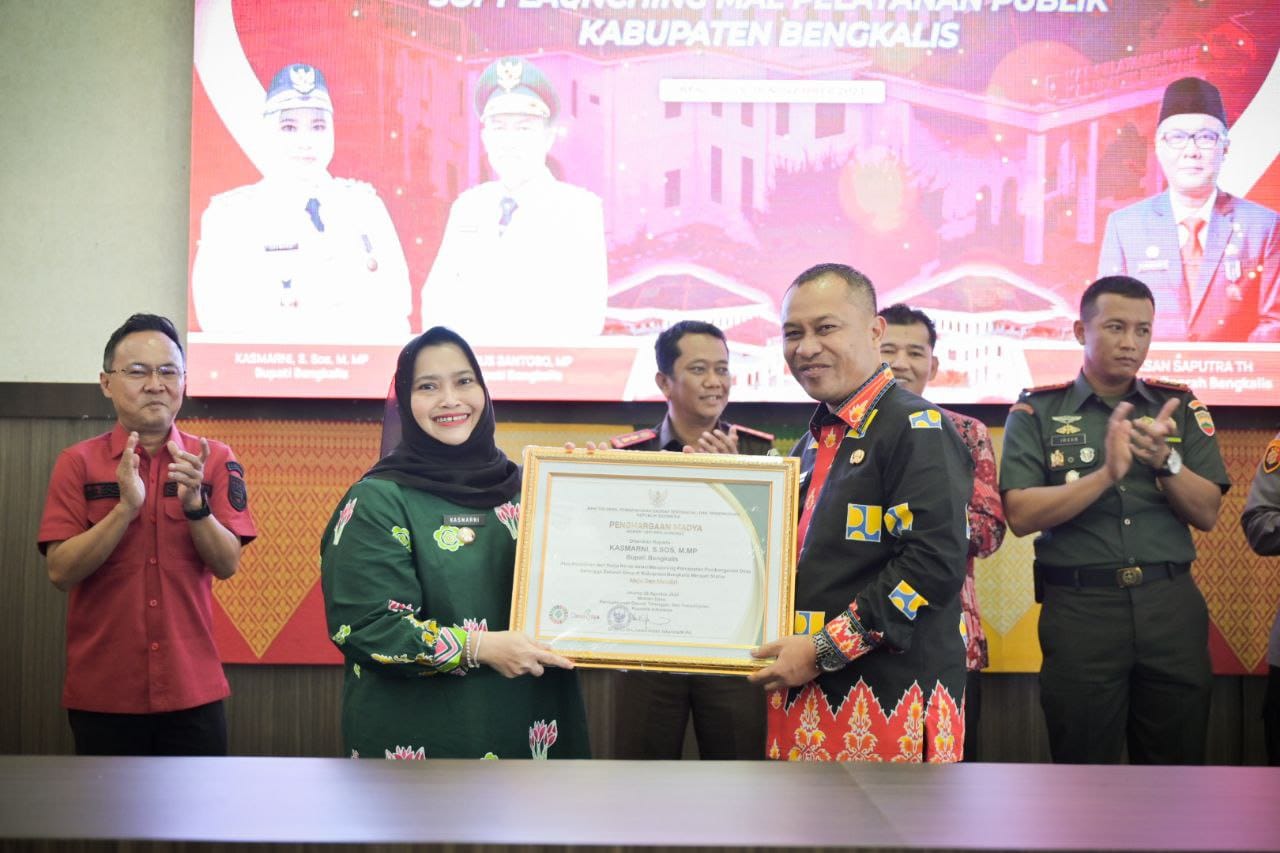 Bupati Bengkalis, Kasmarni bersama Wabup Bagus perlihatkan penghargaan dari Menteri Desa Pembangunan Daerah Tertinggal dan Transmigrasi Republik Indonesia