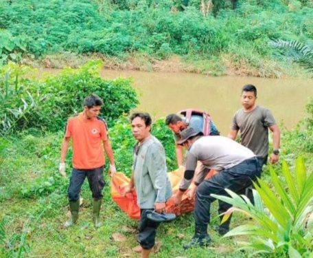 Evakuasi mayat yang ditemukan di Sungai Batang Sukam/Sumbartime.com