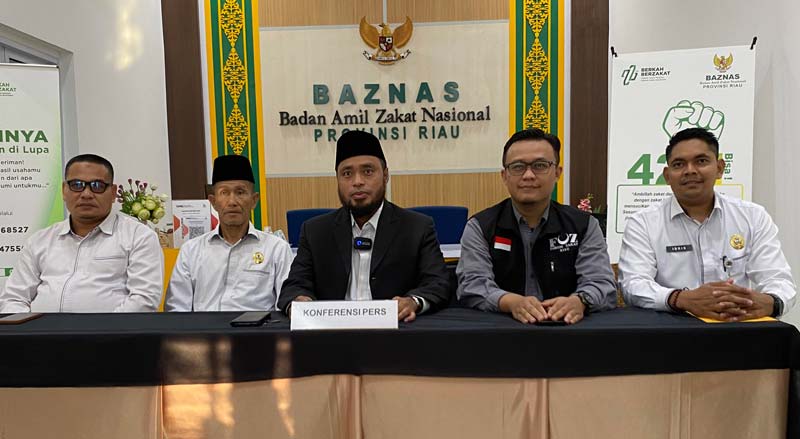 Ketua BAZNAS Riau H Masriadi Hasan (tengah)