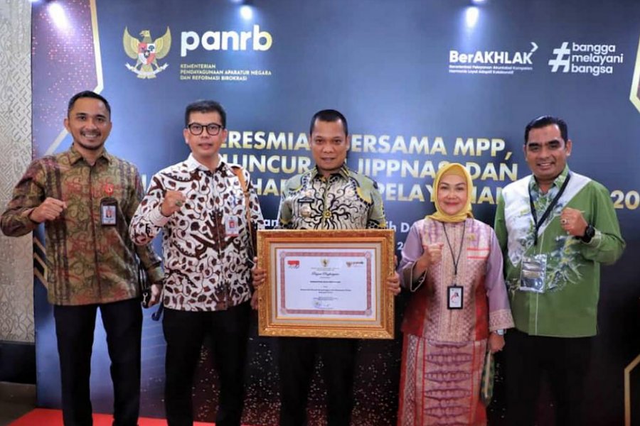 Pj Wali Kota Pekanbaru Muflihun (tengah) menerima piagam penghargaan Pelayanan Publik kategori Prima Tahun 2023 di Jakarta, Selasa (21/11/2023). Foto: Istimewa.