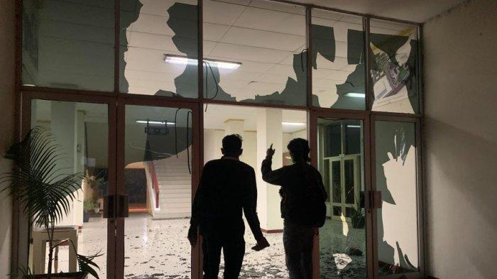 Kaca gedung rektorat UBH yang pecah imbas aksi demo mahasiswa/Tribunpadang