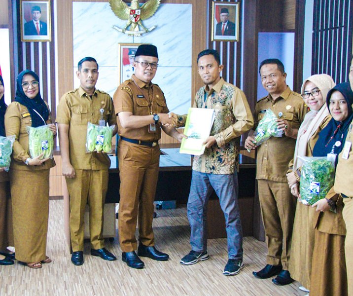 Kepala Disketapang Pekanbaru menyerahkan sertifikat izin edar registrasi PSAT PDUK kepada DK Green Farm pada 20 November 2023. Foto: Istimewa.