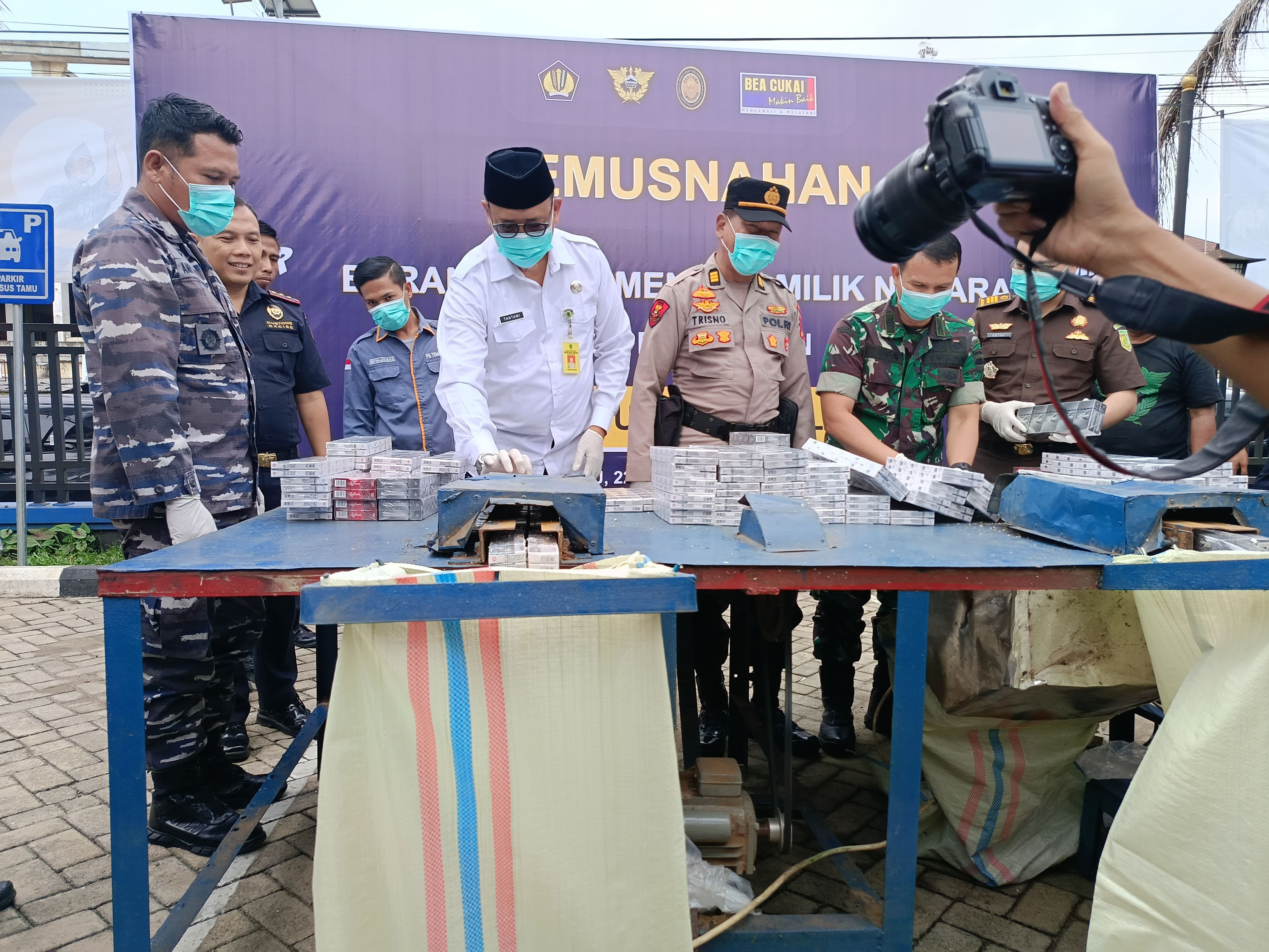 Asisten 1 Setdakab Inhil dan unsur terkait memusnahkan rokok ilegal secara simbolis