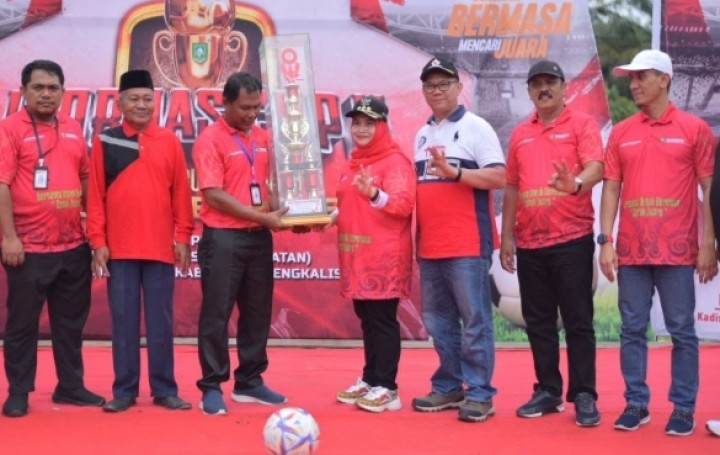 Bupati Kasmarni saat membuka tournamen sepak bola Igornas.