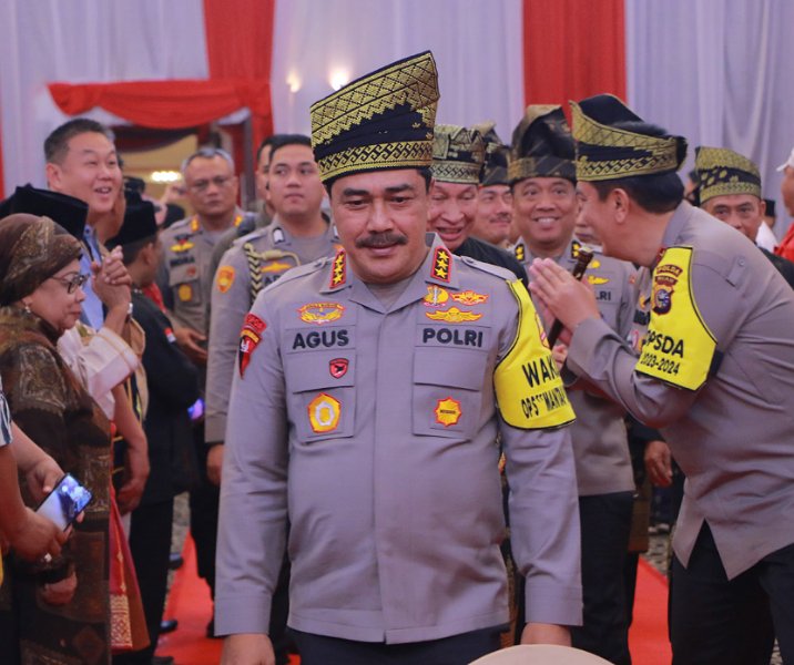 Wakapolri Komjen Agus Andrianto menuju lokasi acara Silaturahmi Kebangsaan di Hotel Pangeran, Rabu (22/11/2023). Foto: Istimewa.