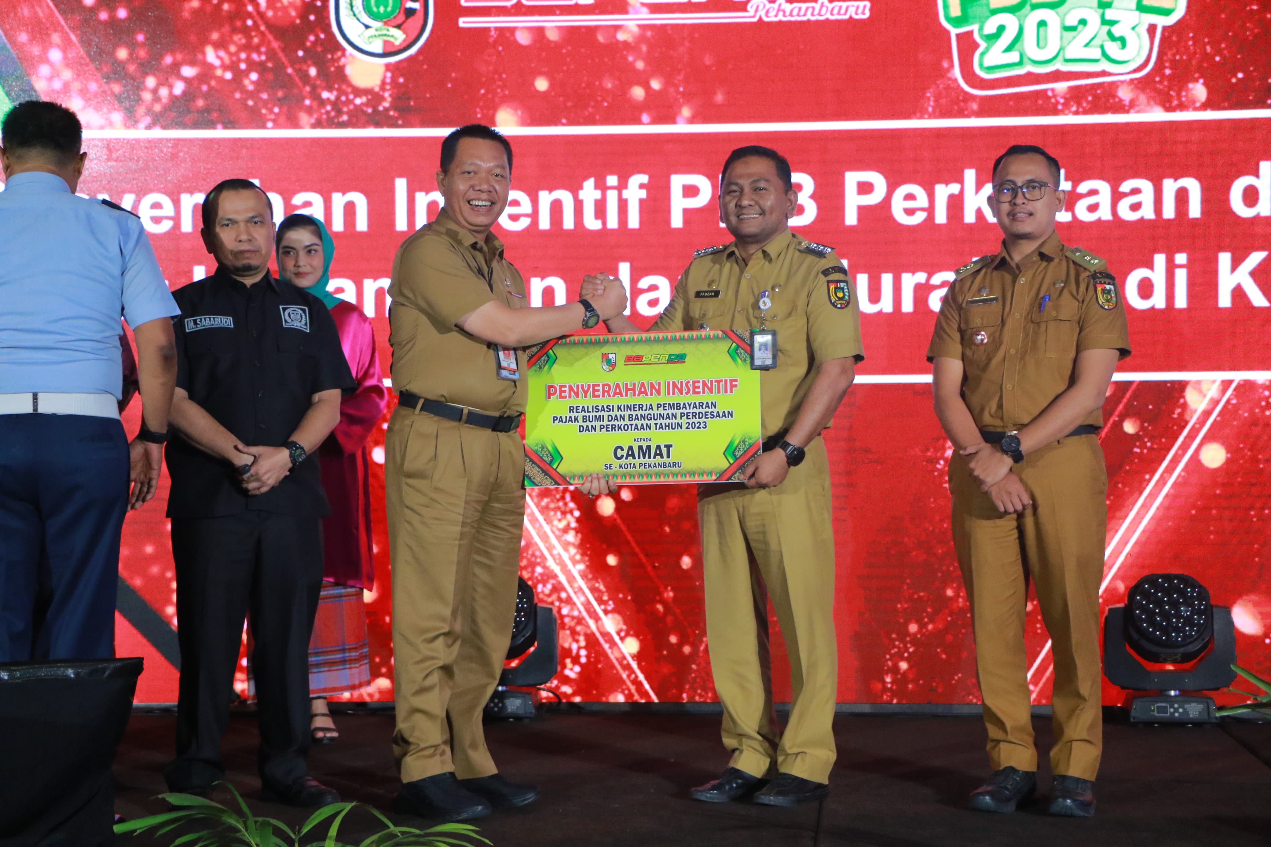 Sekdako Pekanbaru Indra Pomi Nasution menyerahkan insentif ke Camat Marpoyan Damai Fauzan