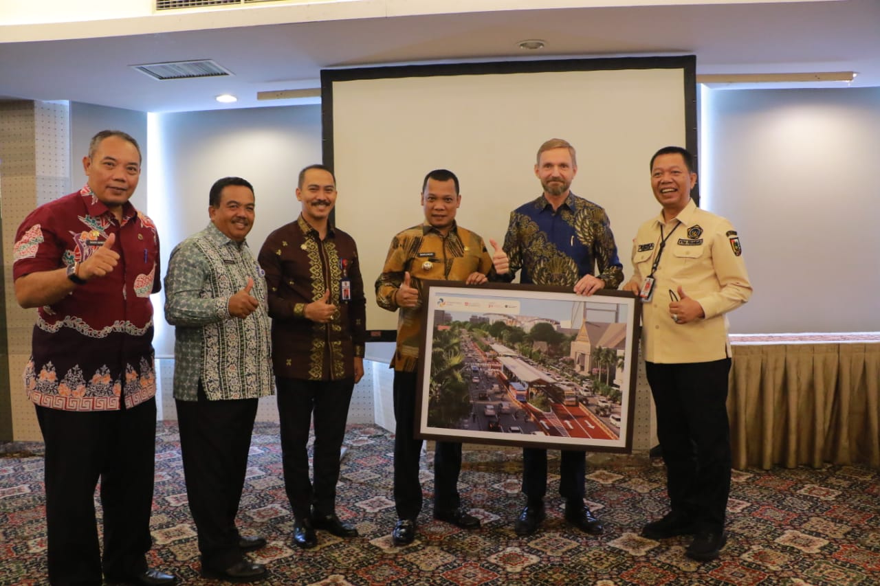 Pj Wali Kota Pekanbaru Muflihun didampingi Kepala Dishub Yuliarso bersama delegasi Jerman usia membahas lajur khusus BRT